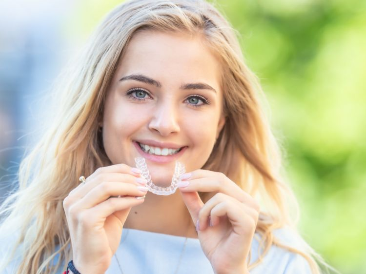 Trenger du å flytte på noen av tennene dine? Få gratis konsultasjon i dag hos din tannlege i Oslo og Bærum 