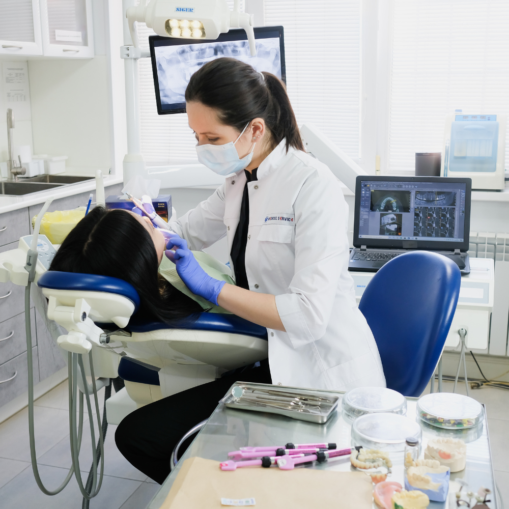 Tannlege som jobber med pasient