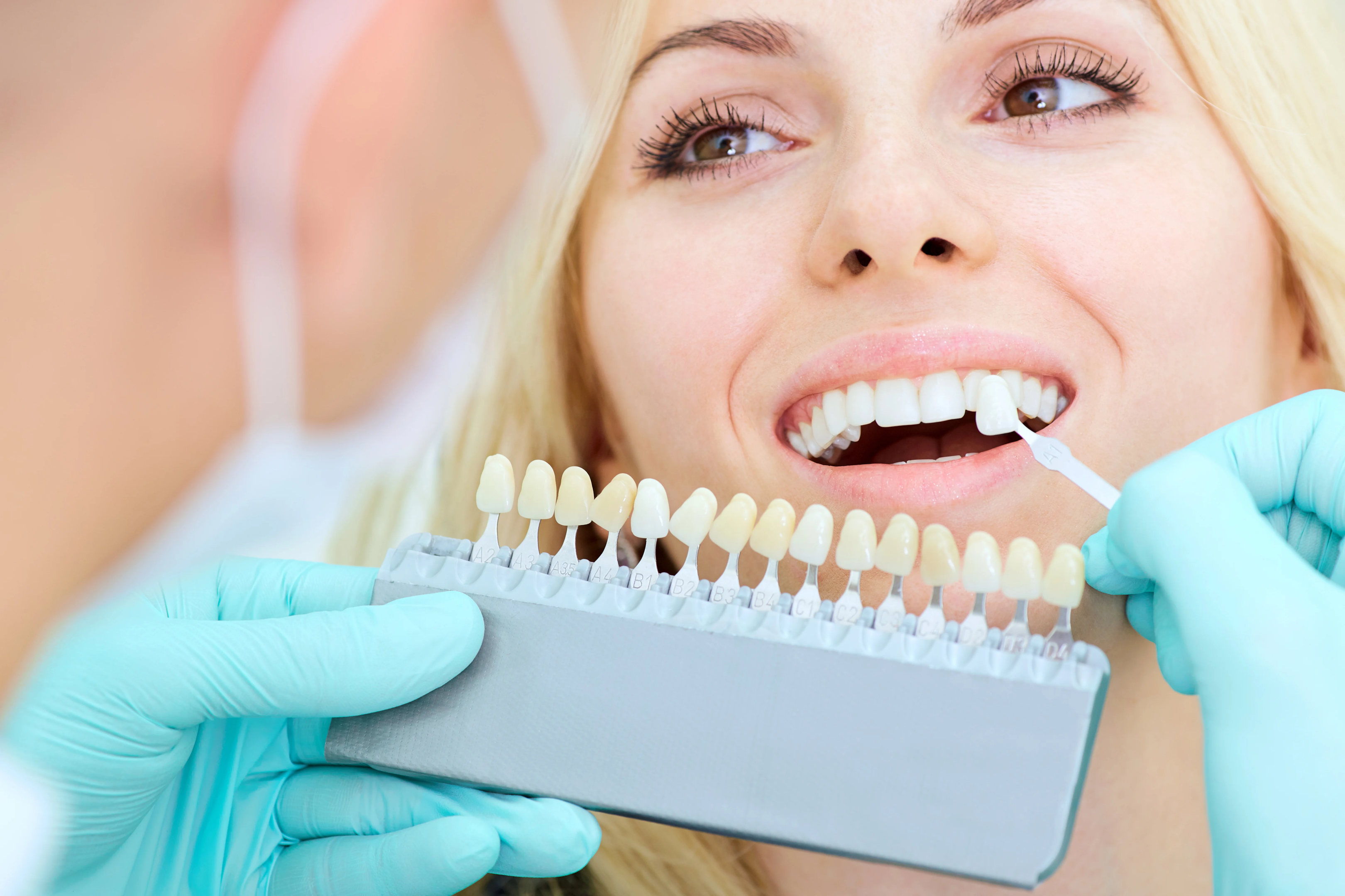 Tannlege sammenligner kunstige tenner til naturlige tenner