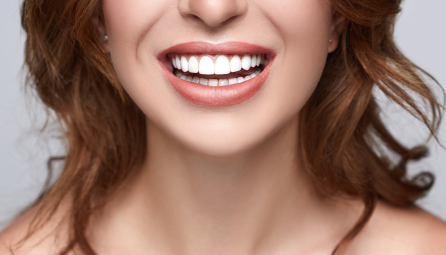 Smilende kvinne med perfekt hvite tenner og et naturlig, strålende smil. tannen, brun, 